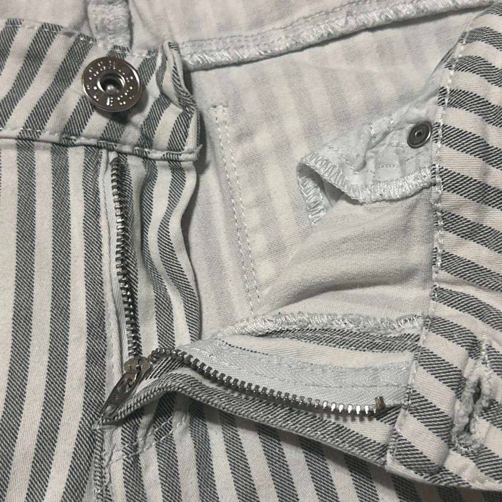 GUESS Women’s 31 Medium Rise Skinny Emma Fit Pin Striped Jeans Classic Casual - Picture 9 of 13